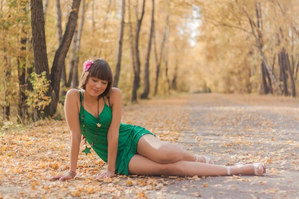 Красива дівчина в осінньому парку — стокове фото