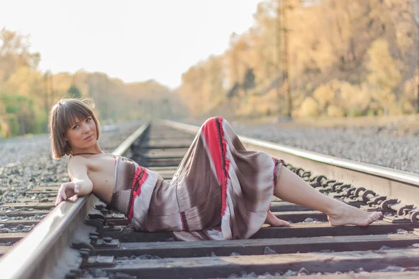 Красива дівчина лежить на залізничній колії . — стокове фото