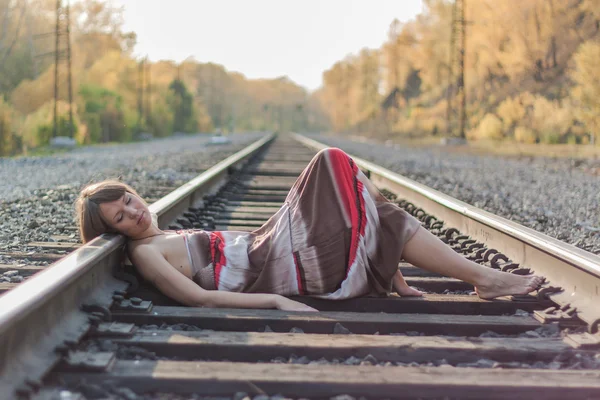 Piękna dziewczyna na kolejowej w. — Zdjęcie stockowe