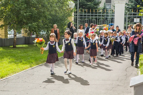 Septiembre primero-el día del conocimiento en Rusia . — Foto de Stock