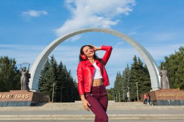 Kız ile kulaklıklar akarsu müzik dinlemek.