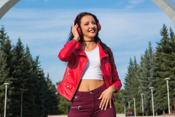 Flicka lyssna på musik streaming med hörlurar. — Stockfoto