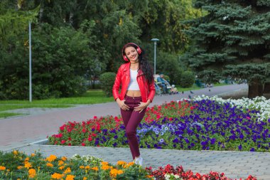 Kız ile kulaklıklar akarsu müzik dinlemek.