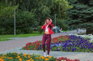 Kız ile kulaklıklar akarsu müzik dinlemek.