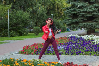 Kız ile kulaklıklar akarsu müzik dinlemek.