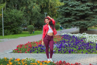 Kız ile kulaklıklar akarsu müzik dinlemek.