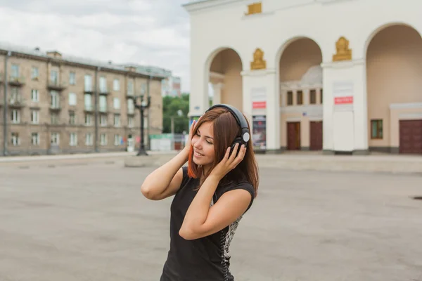 Asiatin hört Musik mit Kopfhörern — Stockfoto