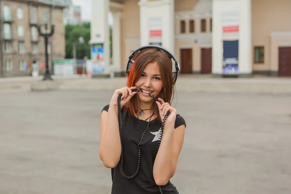 Asiatico ragazza ascolto di musica con cuffie — Foto Stock