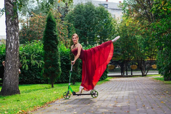 Bailarina Mujer Vestido Ballet Rojo Bailando Zapatos Puntiagudos Scooter Movimiento — Foto de Stock