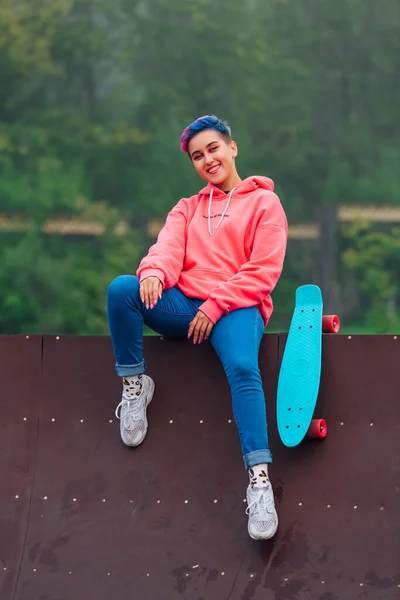 Retrato Uma Menina Bonita Moda Com Cabelo Cor Curta Nariz — Fotografia de Stock