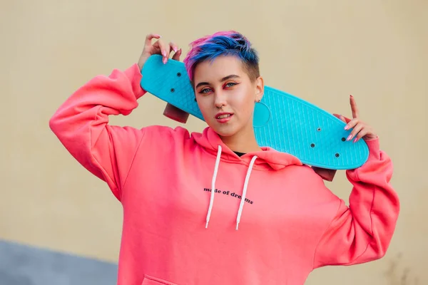 Elegante Mujer Joven Con Pelo Corto Color Que Sostiene Monopatín — Foto de Stock