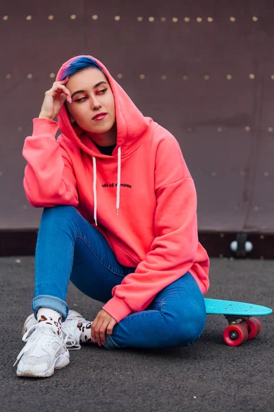 Portret Van Een Trendy Mooi Jong Meisje Gekleed Roze Hoodie — Stockfoto