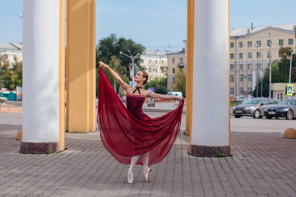 Женщина Балерина Красном Балетном Платье Танцует Пуантах Рядом Старыми Колоннами — стоковое фото