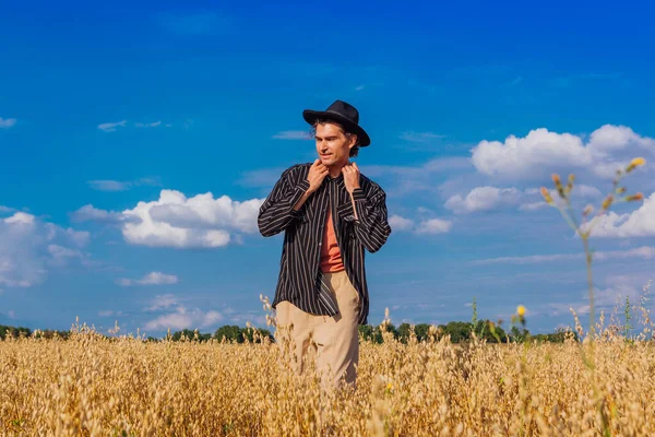 Ländliche Landschaft Großer Gutaussehender Mann Schwarzem Hemd Und Schwarzem Hut — Stockfoto