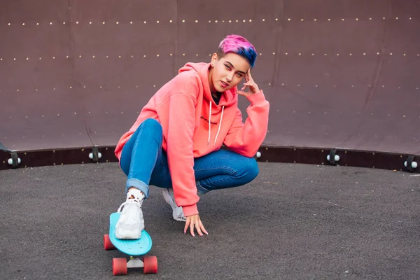 Stijlvolle Jonge Vrouw Met Kort Gekleurd Haar Zittend Met Haar — Stockfoto