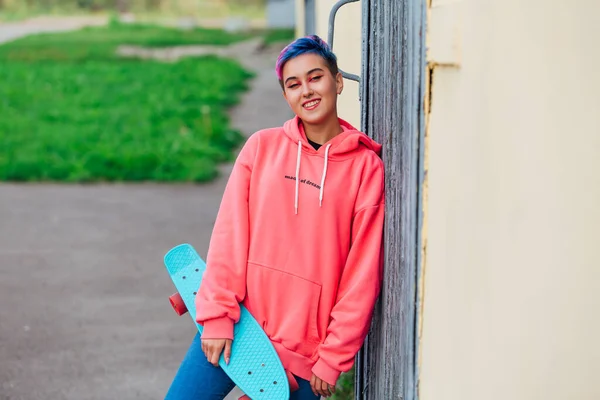 Jeune Femme Élégante Avec Des Cheveux Courts Couleur Tenant Skateboard — Photo