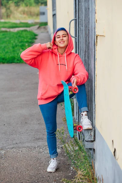 Jeune Femme Élégante Avec Des Cheveux Courts Couleur Tenant Skateboard — Photo