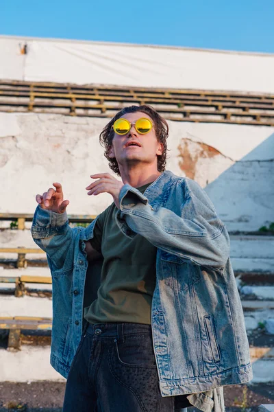 Retrato Moda Homem Bonito Alto Vestido Com Jaqueta Jeans Óculos — Fotografia de Stock