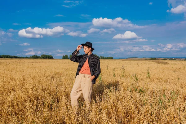 Сельская Местность Высокий Красивый Мужчина Одетый Черную Рубашку Черную Шляпу — стоковое фото