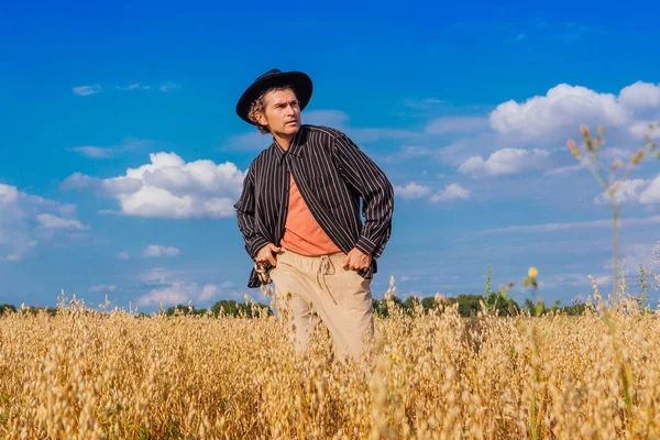 Rural Countryside Scene Alto Homem Bonito Vestido Com Uma Camisa — Fotografia de Stock