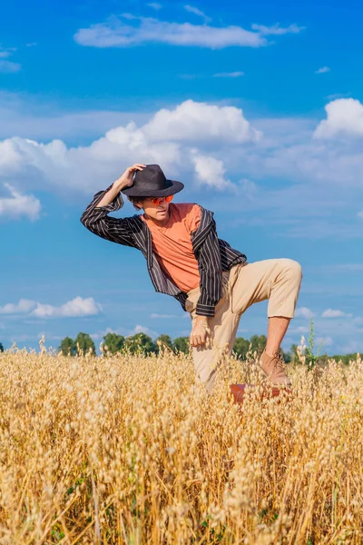 Rural Countryside Scene Homem Alto Bonito Vestido Com Uma Camisa — Fotografia de Stock