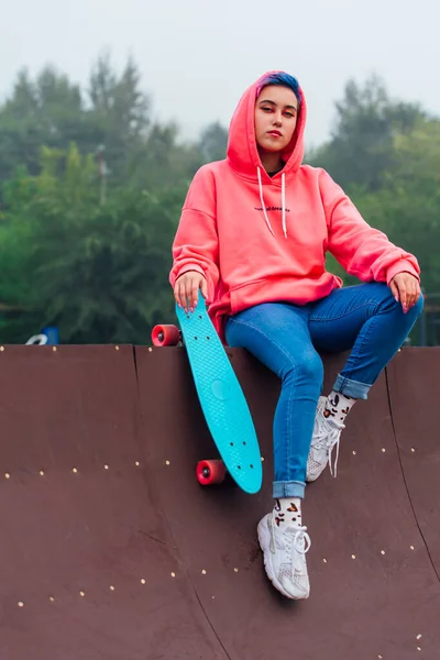 Summer Lifestyle Image Trendy Pretty Young Girl Dressed Pink Hoodie — Stock Photo, Image