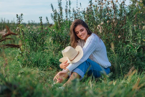 Fiatal Gyönyörű Barna Öltözött Fehér Pulóver Farmer Cowboy Szalma Kalap — Stock Fotó