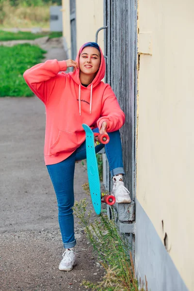 Stylová Mladá Žena Krátkými Barevnými Vlasy Drží Modrý Plastový Skateboard — Stock fotografie