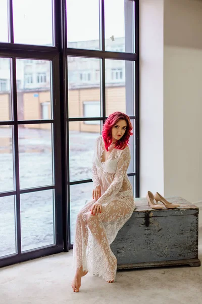 Mujer Atractiva Con Pelo Rosa Vestido Luz Blanca Sentado Vieja — Foto de Stock