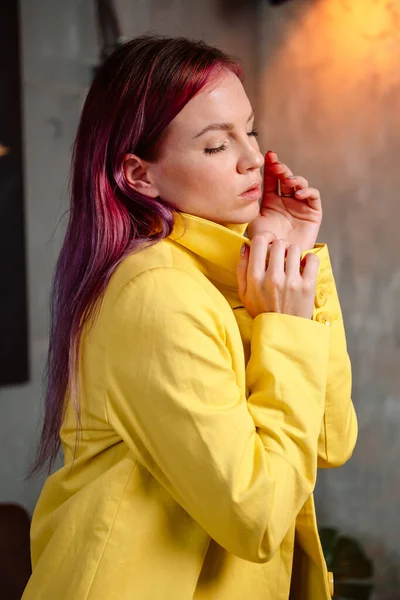 Hermosa Mujer Con Cabello Rosa Vestida Con Impermeable Amarillo Tocando — Foto de Stock