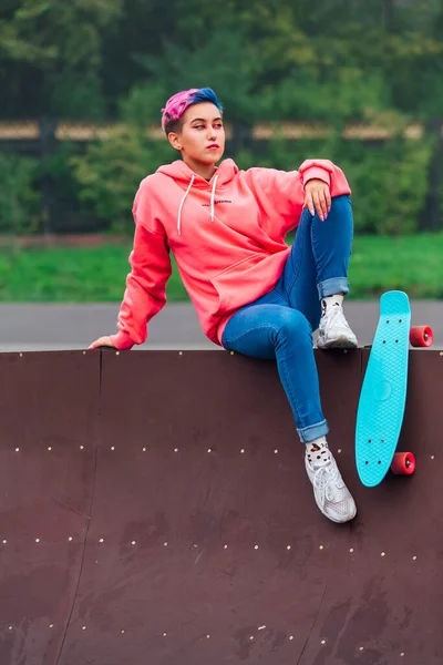 Portret Van Een Trendy Mooi Jong Meisje Met Kort Gekleurd — Stockfoto