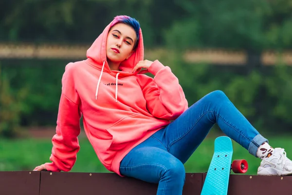 Retrato Uma Menina Bonita Moda Com Cabelo Cor Curta Nariz — Fotografia de Stock