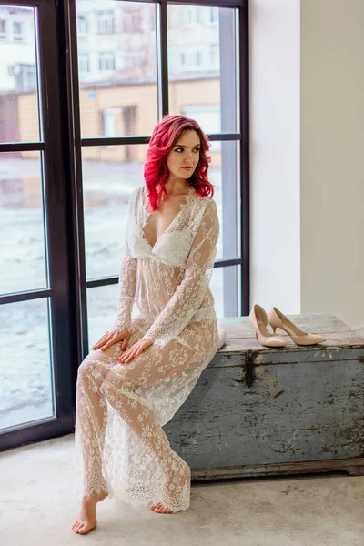 Mujer Atractiva Con Pelo Rosa Vestido Luz Blanca Sentado Vieja — Foto de Stock