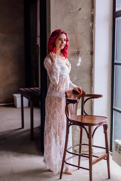 Mujer Atractiva Con Cabello Rosa Vestido Blanco Claro Posando Con — Foto de Stock