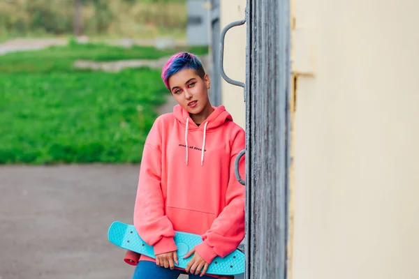Stijlvolle Jonge Vrouw Met Kort Gekleurd Haar Met Blauw Plastic — Stockfoto
