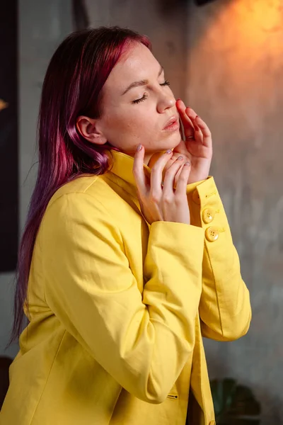 Hermosa Mujer Con Cabello Rosa Vestida Con Impermeable Amarillo Tocando — Foto de Stock
