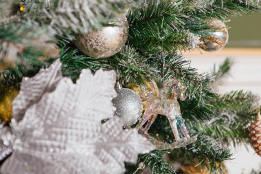 İçerideki yeşil ağaçta Noel ağacı süslemesi