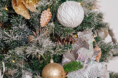 İçerideki yeşil ağaçta Noel ağacı süslemesi