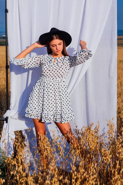 Escena Rural Campo Joven Hermosa Mujer Con Pelo Largo Vestido — Foto de Stock