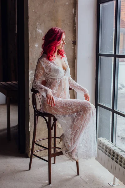 Mujer Atractiva Con Pelo Rosa Vestido Luz Blanca Posando Silla — Foto de Stock