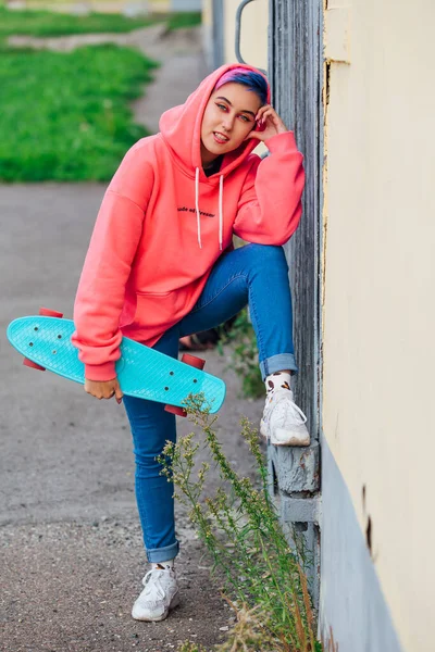 Stijlvolle Jonge Vrouw Met Kort Gekleurd Haar Met Blauw Plastic — Stockfoto