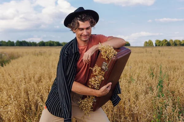 Rural Countryside Scene Alto Homem Bonito Vestido Com Uma Camisa — Fotografia de Stock
