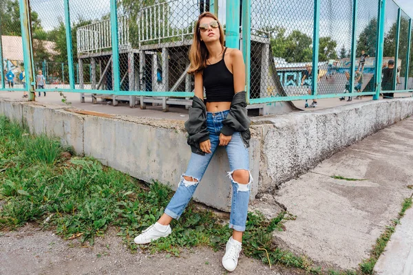 Retrato Moda Una Joven Moda Con Gafas Sol Jeans Con —  Fotos de Stock