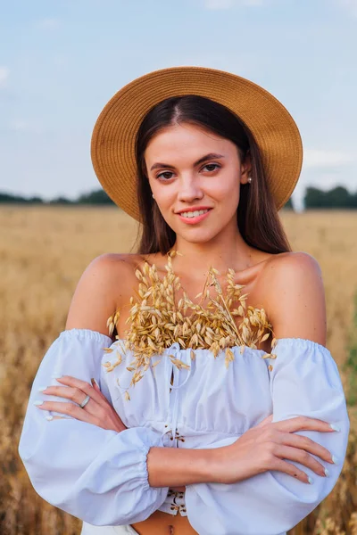 Rural Countryside Scene Retrato Moda Uma Jovem Mulher Bonita Com — Fotografia de Stock