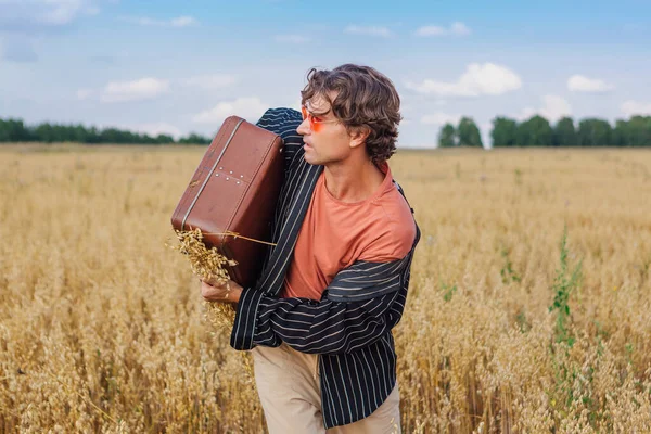 Ländliche Landschaft Ein Großer Gutaussehender Mann Schwarzem Hemd Und Pinkfarbener — Stockfoto