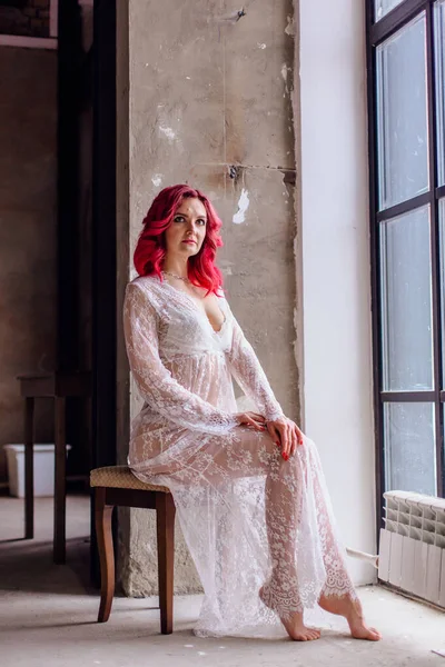 Mujer Atractiva Con Pelo Rosa Vestido Luz Blanca Posando Silla — Foto de Stock