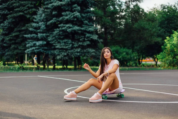 Portret Van Een Lachende Brunette Die Haar Skateboard Zit Een — Stockfoto