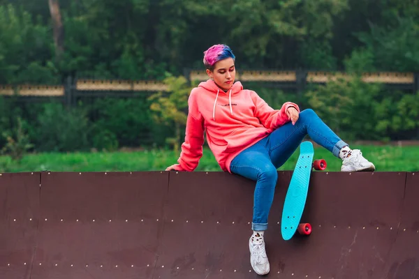 Retrato Una Jovencita Guapa Moda Con Pelo Corto Piercing Nariz — Foto de Stock