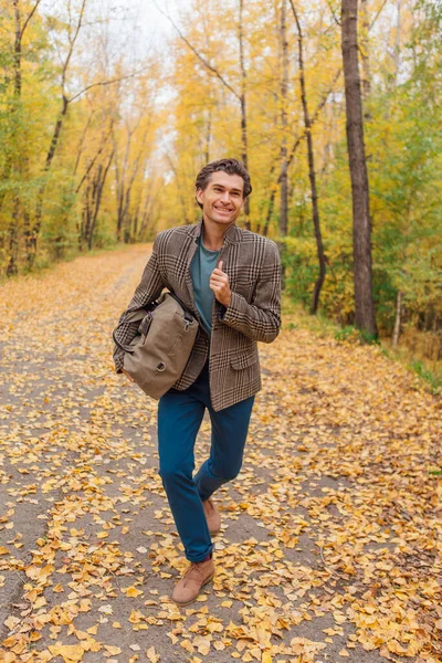 Grand Bel Homme Vêtu Une Veste Brune Marchant Avec Sac — Photo