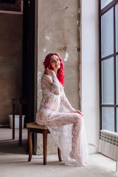 Mujer Atractiva Con Pelo Rosa Vestido Luz Blanca Posando Silla — Foto de Stock